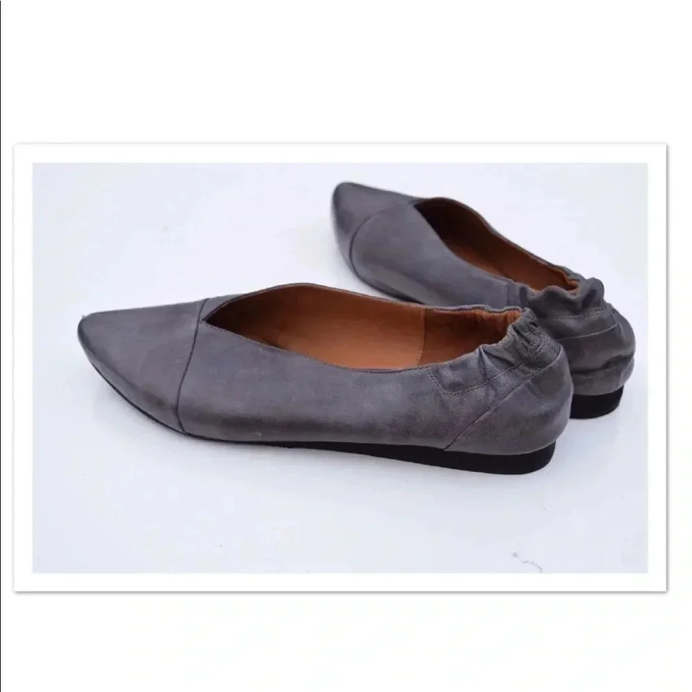 Chocolat Blue pointy toe Giza flats